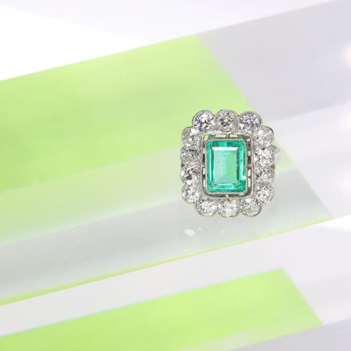 Luxe d'après-guerre : bague de fiançailles en émeraude et diamants