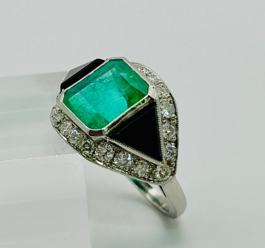52 Anillo Art Déco en Platino con Esmeralda, Ónix y Diamantes 58 Facettes 50306