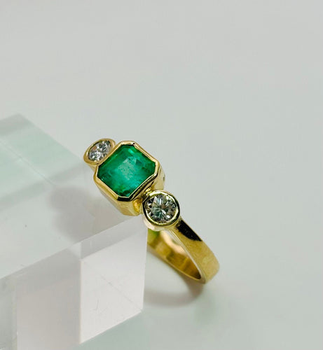Bague Bague esmeralda 1.0 ct et diamants 0.50 ct en or jaune 18k 58 Facettes 50283