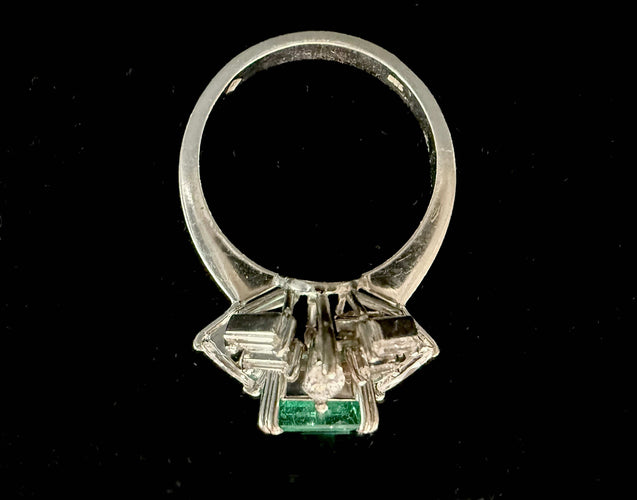 Bague 56 Bague or blanc sertie d'une émeraude de 2,20 carats et 2,20 carats de diamants 58 Facettes