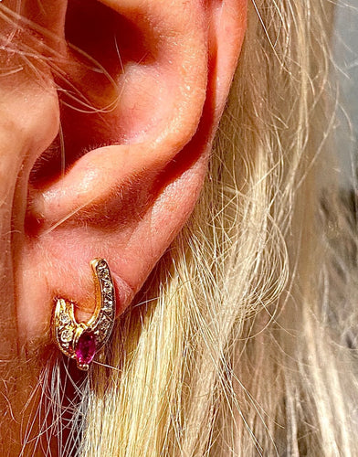 Paire de boucles d’oreilles or jaune et diamants