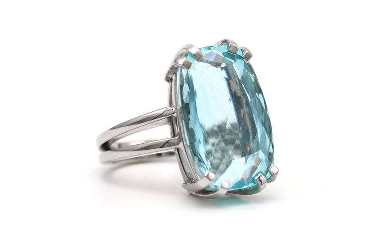 Bague 55 Bague contemporaine sertie d’une aigüe-marine en or blanc 18 carats 58 Facettes 23246