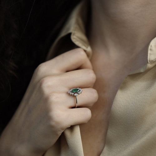 Bague 53 Bague en or gris 18K avec emeraude marquise 0,50 ct et diamants brillants & navettes - Taille 53 58 Facettes FB09768