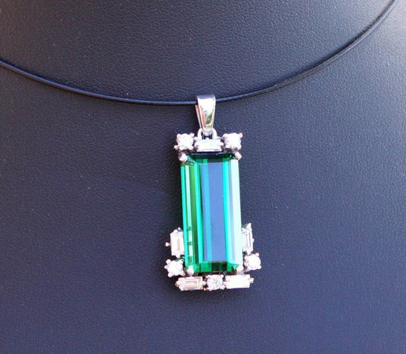 Pendentif Pendentif or blanc, Tourmaline Verte (+/-16 Ct) et diamants (+/-1 Ct) 58 Facettes