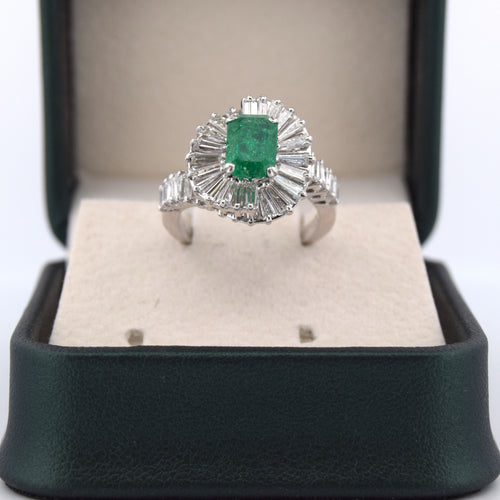 Bague 51 Bague en or blanc avec émeraude et diamants baguette 58 Facettes