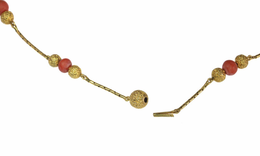 Montre Élégance antique : un chef-d'œuvre de camée en corail français 58 Facettes 20274-0182