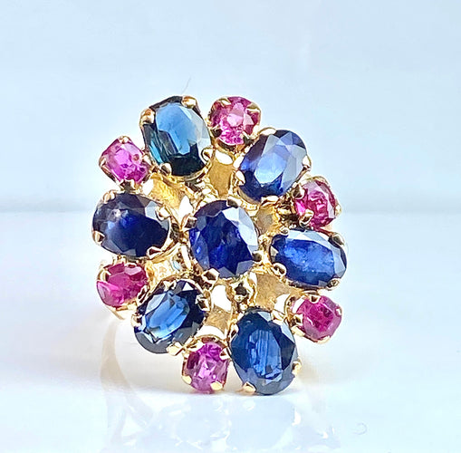 54 Importante bague or jaune, 7 saphirs et 6 rubis 58 Facettes AB454