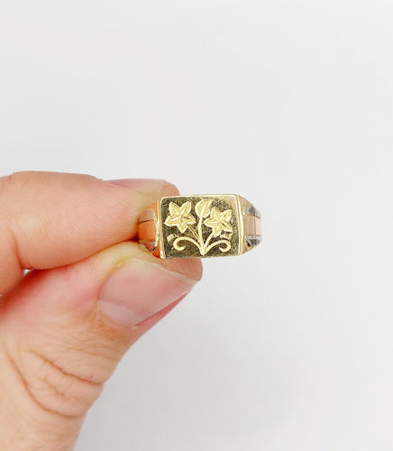Bague 55.5 Bague chevalière antique fleurs finement ciselées en trois ors 18k 58 Facettes A06432