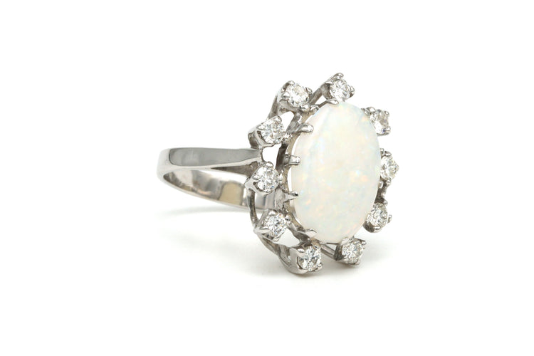 Bague 53 Bague contemporaine en or blanc 14 carats sertie d'une opale et de diamants 58 Facettes 21993