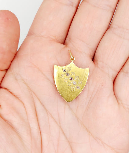 Pendentif Pendentif écusson antique or jaune finement ciselé et diamants 58 Facettes A05607