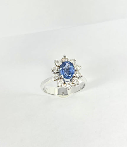 Bague Bague Lady Di moderne en or blanc avec saphir naturel de Ceylan et diamants 58 Facettes Q403B