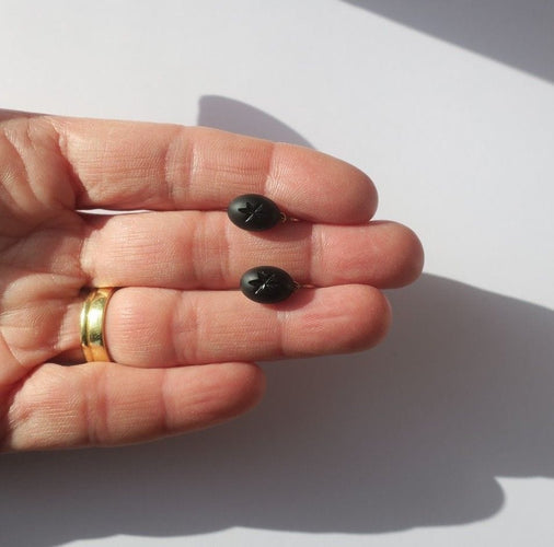 Boucles d’oreilles dormeuses anciennes en or rose 18 carats et jais noir