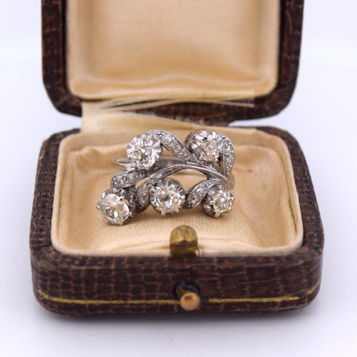 Bague 53 Bague en or blanc avec diamants des années 1940 58 Facettes
