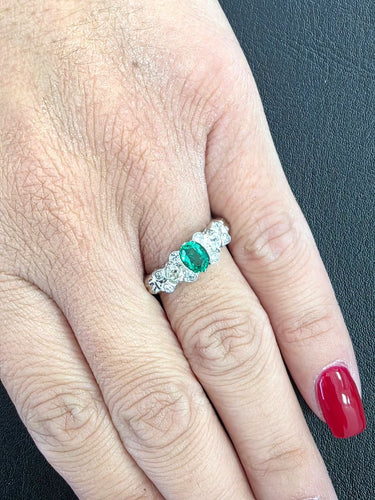 Bague Bague en platine avec émeraude centrale et diamants latéraux 58 Facettes