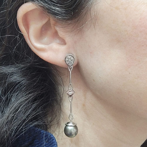 Boucles d'oreilles Boucles d'oreilles en or blanc 18 carats, perles et diamants taille brillant 58 Facettes T158