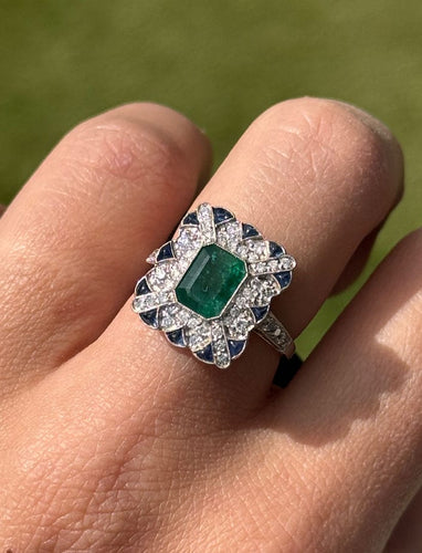 Bague 55 Bague de style Art Déco en platine avec diamants, émeraudes et saphirs. 58 Facettes