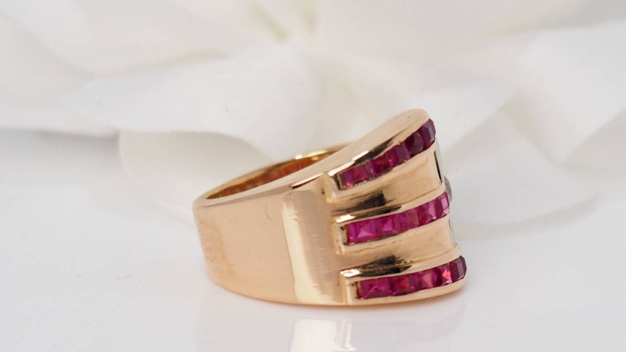 Bague Bague des années 40 en or, diamants et pierres rouges calibrées 58 Facettes 28082