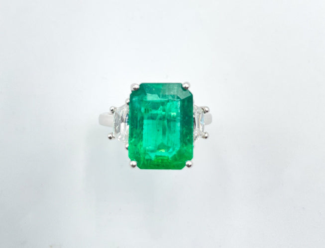 Bague 52 Bague exceptionnelle émeraude et diamants trapèzes 58 Facettes