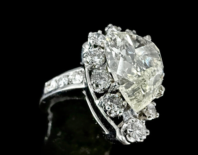 Bague 54 Bague sertie d'un diamant poire de 5 carats 58 Facettes