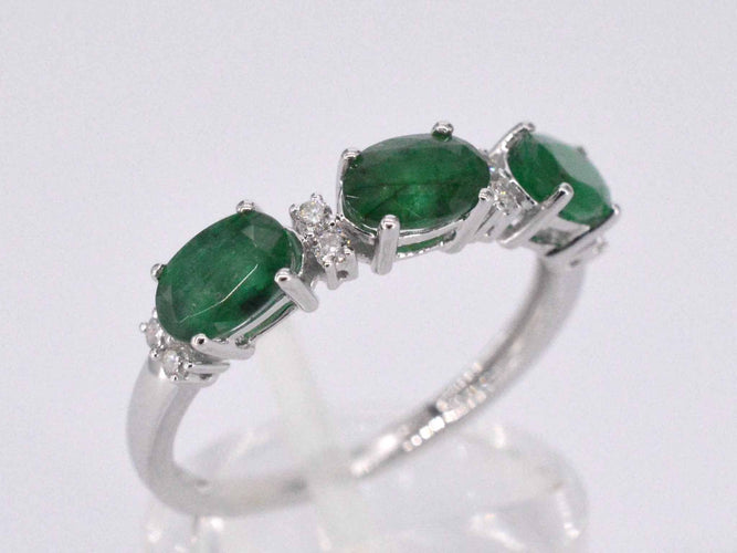 Bague Bague en or blanc avec diamants et émeraude 58 Facettes 2126