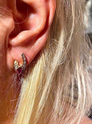 Paire de boucles d’oreilles or jaune et diamants