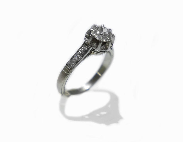 Bague 52 Bague solitaire ancienne en or blanc 18 carats et platine, diamants 58 Facettes