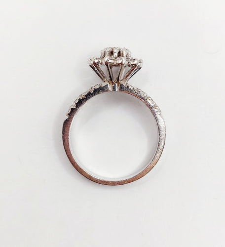 Bague marguerite vintage or blanc, 0,60 carat diamants serti illusion 58 Facettes A06236