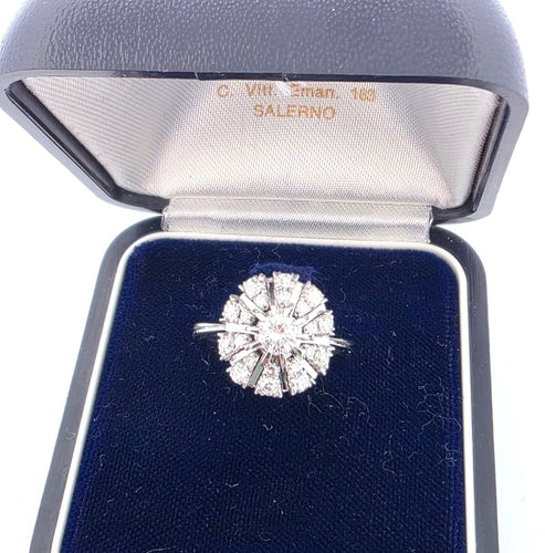 Bague en or blanc avec diamant central et diamants environnants