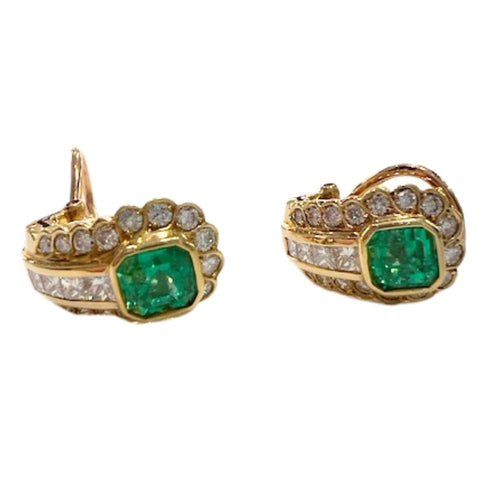 Boucles d'oreilles Boucles d'oreilles au design contemporain en or avec diamants et émeraude 58 Facettes Q289B