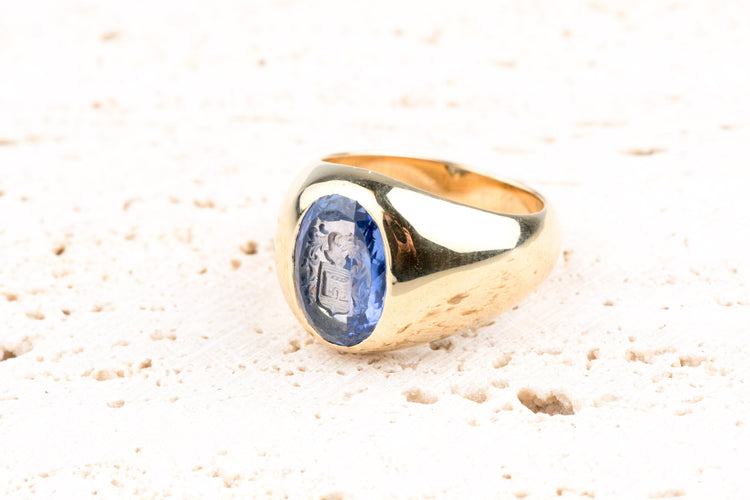 Bague 49.5 Cartier Paris – Chevalière armoriée (commande spéciale) – Or jaune 18 ct (750) – Saphir gravé en intaille – 13,10 g – 58 Facettes BGUCARTCC1428-10