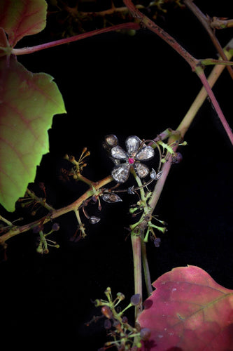 Broche Beauté épanouie : la broche victorienne en forme de branche de fleur en or rouge et argent 58 Facettes 23031-0050