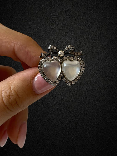 Broche Broche « L’Élégance de l’Amour » en or, diamants et pierres de lune 58 Facettes