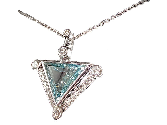 Pendentif or blanc diamant bleu triangle de 4,50 carats