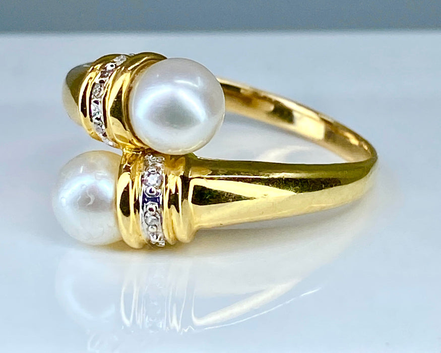 Bague en or jaune, 2 perles et 6 diamants