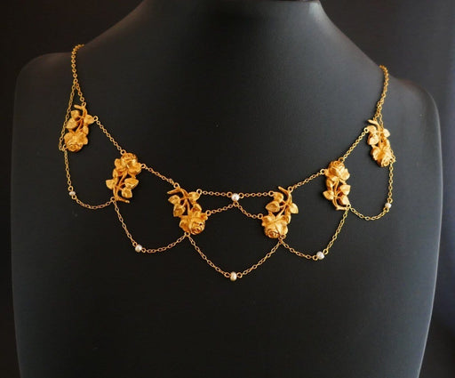 Necklace Collerette Patterned With Roses And Decorated With Pearls, Yellow Gold 58 Facettes