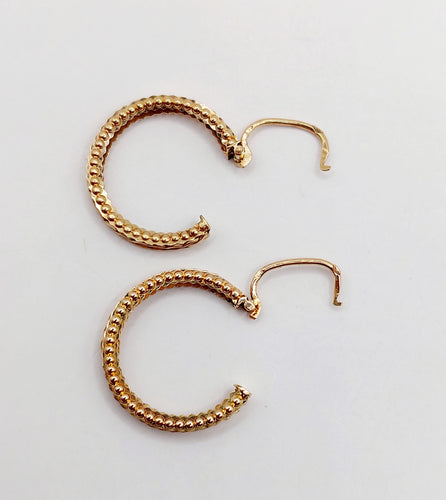 Boucles d'oreilles Créoles style Art Déco or rose finement travaillées (circa 1970) 58 Facettes A06262