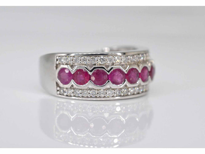 Bague 54 Bague pavée en or blanc avec diamants et rubis 58 Facettes 2058