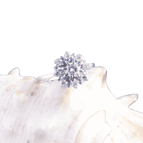 Bague vintage en or blanc sertie de diamants, ornée d'une rosette.