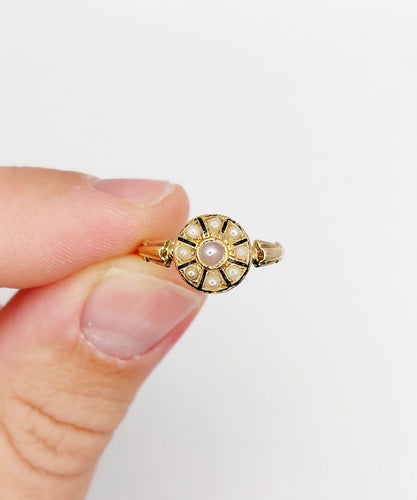 Bague 53 Bague cible antique or jaune 18k perles et émail noir (circa 1900) 58 Facettes A06001