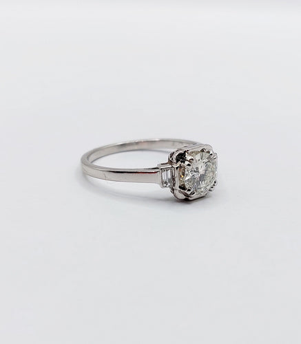 Bague 53 Bague solitaire Art déco en platine, diamant 0,80 carat et diamants baguettes 58 Facettes A06520