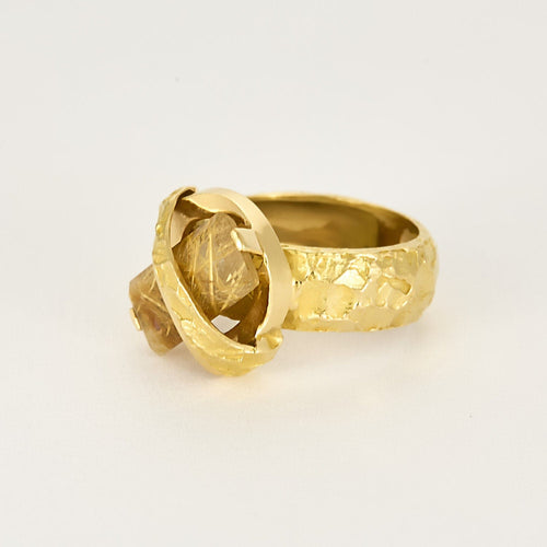 Bague 56 Bague en or jaune amati et texturé sertie d'un quartz cheveux de Vénus 58 Facettes OYO0682