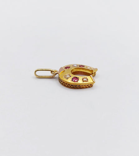 Pendentif Pendentif fer à cheval or jaune, perles et pierres rouges (circa 1900) 58 Facettes A06214
