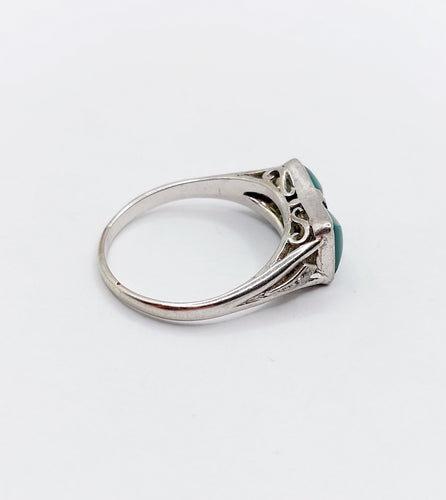 Bague 52.5 Bague tank nœud Art déco en or blanc 18k et platine, diamants et pierres vertes 58 Facettes A06581