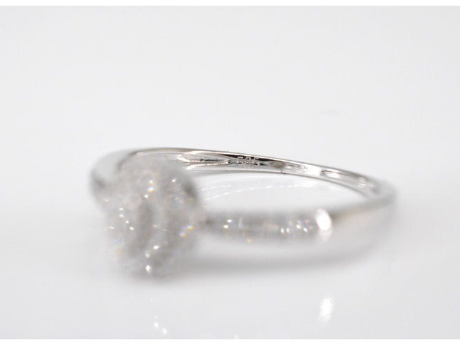 Bague entourage en or blanc avec diamants