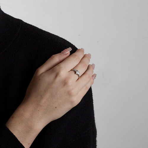 Bague 56 Bague Solitaire or jaune à motif étoile Diamants sertis sur or blanc 58 Facettes 1479