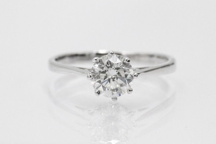 Bague 60 Bague solitaire majestueuse et contemporaine en or blanc avec un diamant de 1,28 ct H/SI2 58 Facettes 11265