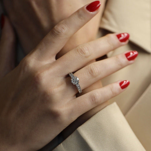 Bague 50 Solitaire Or Gris 18k – Diamant Central 1.18 ct G-SI1 HRD + 0.40 ct – Taille 50 58 Facettes FB10792