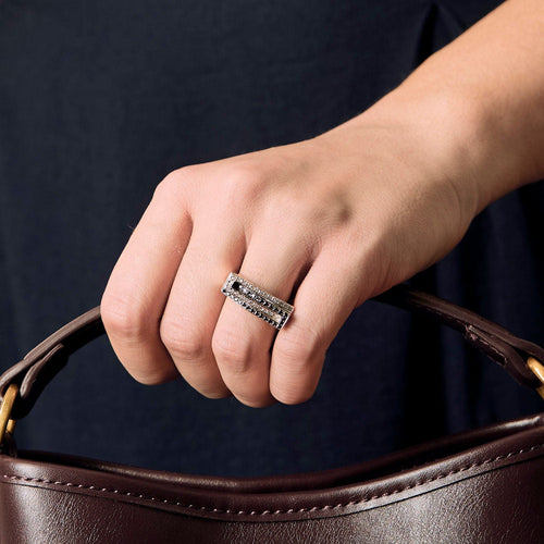 Bague 53 Bague moderniste en or blanc et diamants noirs et blancs 58 Facettes B240206