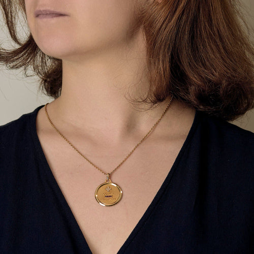 Pendentif AUGIS médaille en or jaune, diamants et rubis de synthèse 58 Facettes MON1171