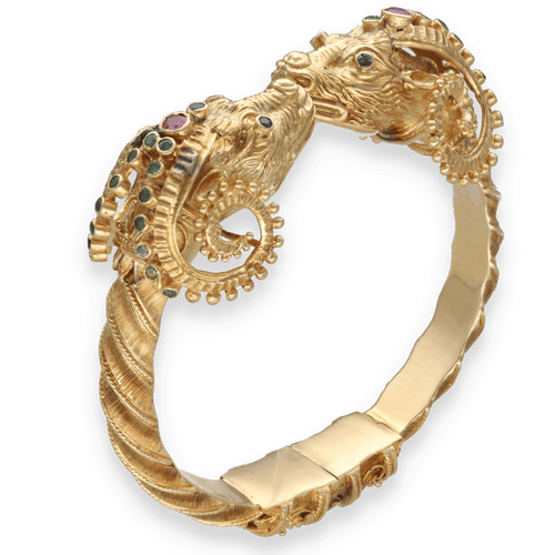 Bracelet Bracelet jonc Zolotas "Têtes de Bélier" en or jaune 18K avec émeraudes, saphirs et rubis – 73,30 g 58 Facettes